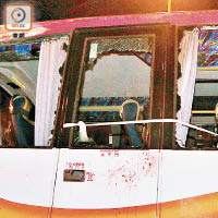 旅巴車窗破裂，車身染有血漬。