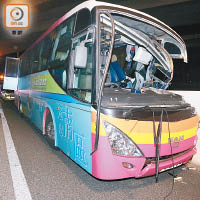 今年二月<br>年初的車禍中旅巴車頭幾乎被劏開。