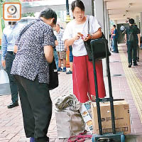 走私兵團交收<br>水貨婆婆卸貨後，隨即再包好幾盒粟米片，趕上深圳交貨。