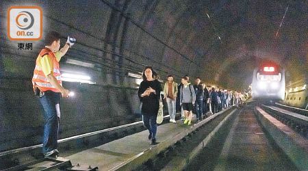 乘客從隧道內徒步疏散至九龍塘站。（港鐵提供）