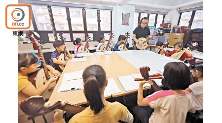每逢周六下午，十多個孩子堆在近百呎的房間，學習柳琴和中阮。（李志湧攝）