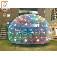 「巨型『聲』光泡泡」內置多組LED燈及感應板，打破設計藝術和科技界限。（受訪者提供）