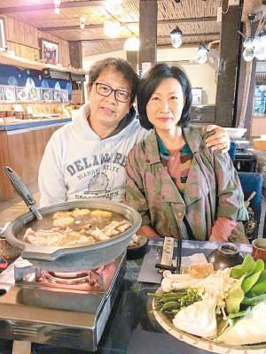 蕭偉強（左）最近同太太去咗台灣旅行，睇嚟前高官去台灣都唔係太多掣肘啫。（互聯網圖片）