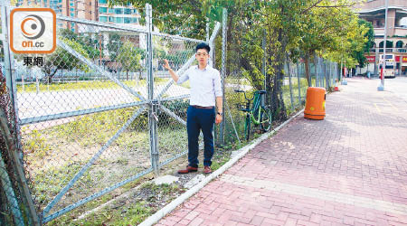 葉文斌批評政府進行綠化工程後卻未有開放，有浪費公帑之嫌。