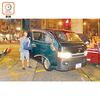 肇事客貨車右邊倒後鏡損毀。（梁國雄攝）