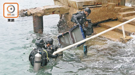 「水鬼隊」由海底撈起藍色行李篋。（李健瑜攝）
