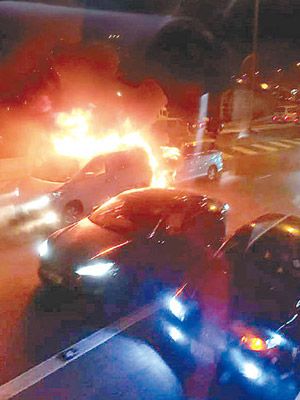 兩輛起火的七人車。（互聯網圖片）