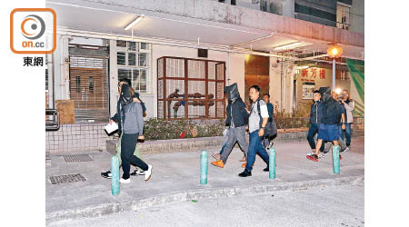 其中三名疑犯被押返新翠邨搜屋。（梁頴福攝）