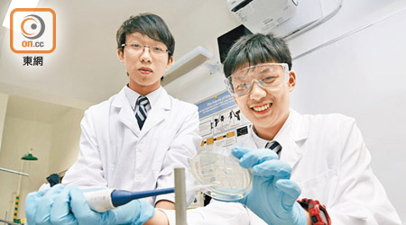 黃頌軒、鍾峻豪<br>聖士提反書院團隊在「國際基因工程生物機械競賽」中奪得銅獎。（黃偉邦攝）