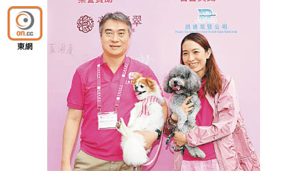 善德常務副主席藍國慶（左）帶埋一對愛犬去行山，藍太王雲仙（右）笑言估唔到狗狗腳力都唔錯。