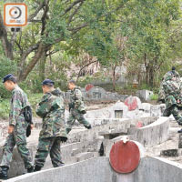 快速應變部隊警員在山墳附近搜索。