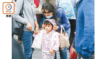 天氣轉冷，市民緊記穿上足夠衣物保暖。（黃偉邦攝）