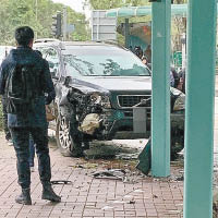 私家車右邊車頭毀爛。（互聯網圖片）