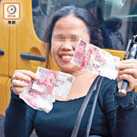 有女途人執到數張鈔票，笑至合不攏嘴。
