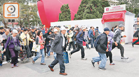 工展會昨早十一時開幕，大批市民衝進會場搶購「心頭好」。（袁志豪攝）