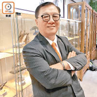 香港玉器批發零售商協會會長陳榮欣喺預展期間抽空去撐場。
