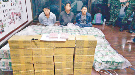 泰國執法部門展示檢獲的毒品，旁為三名疑犯。（互聯網圖片）