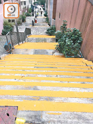 城皇街百年石梯被髹上黃色防滑漆。