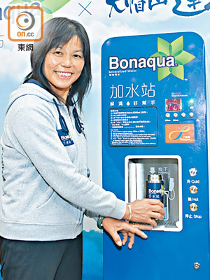 蓮姐支持增設加水站鼓勵市民攜水樽添水。（受訪者提供）