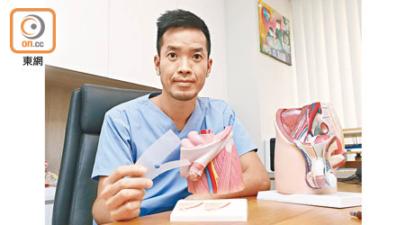 陳健華表示可透過手術在疝孔縫上人造纖維膜，防止身體組織擠出腹壁外。（何量鈞攝）