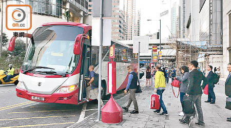 本港旅巴業以服務本地居民為主，旅遊服務為輔助。