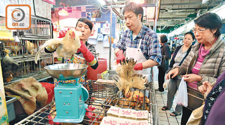 不少市民趁冬至到街市買餸做冬。（李志湧攝）