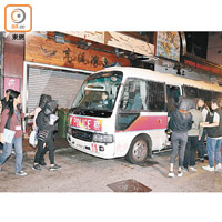 尖沙咀<br>多名酒吧職員被押上警車帶署。