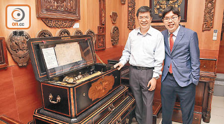 沈墨寧（左）同兒子沈慧林（右）都鍾意收藏古董音樂盒。（溫國佳攝）