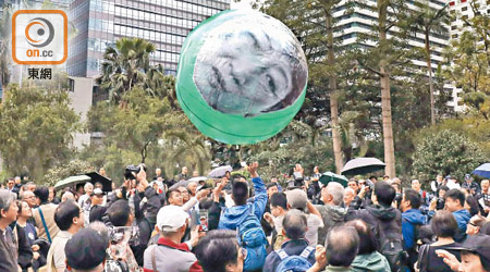 集會人士拋起巨型「西瓜波」，要求「潛水」多天的鄭若驊現身。（陳德賢攝）