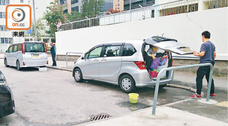 九龍塘<br>牛津道有車主隨街洗車，污水亂排放。