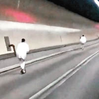 闖入紅隧<br>有外籍人士踩着電動滑板車闖紅隧，被警方截停調查。（互聯網圖片）