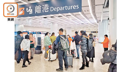 香港<br>部分高鐵班次延誤，大批旅客在站內等候。（何青霞攝）