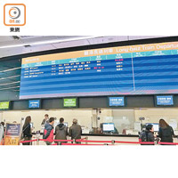 西九龍站內有顯示屏提醒旅客，部分列車延誤。