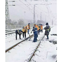 湖南<br>湖南路軌積雪，高鐵被迫停駛。（互聯網圖片）