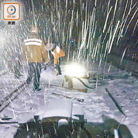 湖南<br>鐵路部門人員在湖南清理路軌積雪。