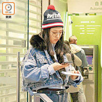 電動車上女子在場助查。（郭垂垂攝）