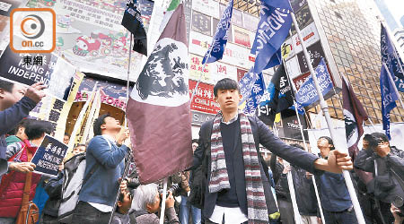 多個港獨組織手持「香港獨立」標語、港英旗參與遊行，沿途高叫港獨口號。（袁志豪攝）