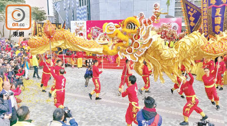 香港龍獅節為元旦日「打頭陣」，吸引市民圍觀。（朱先儒攝）
