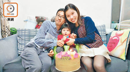 小智愷一歲生日時與父母溫馨合照。