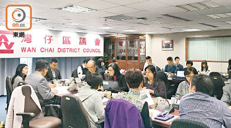 灣仔區議會昨討論香港大球場改建，惟未有就建議表決。（黎忞攝）