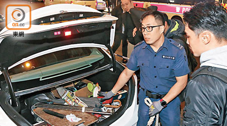 警方在私家車車尾箱檢獲水喉通及牛肉刀。（文健雄攝）