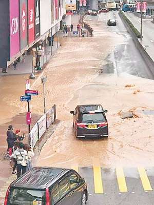 途經車輛涉水而行。（互聯網圖片）