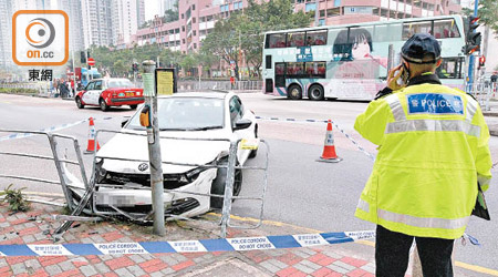 天水圍瘋駕案，房車失控撞欄。