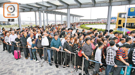 高鐵香港段及港珠澳大橋開通後，吸引大批內地旅客訪港。
