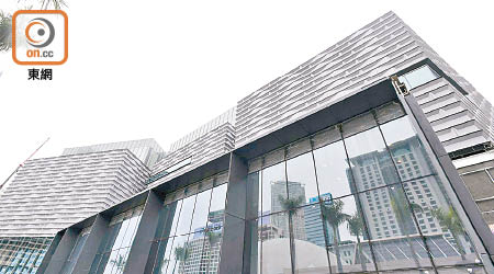 香港藝術館重新鋪設了富立體感的外牆物料，並加建了兩層高新大樓。
