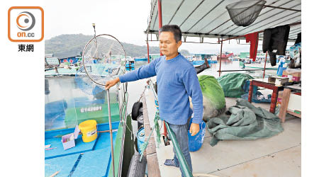 李先生數代是漁民，他斥漁護署的新標準是要趕走漁民，為填海鋪路。（黃雄攝）