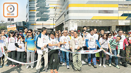 約三百名市民參加「春耕行動」器官捐贈推廣步行活動，較去年多一百多人。（羅錦鴻攝）