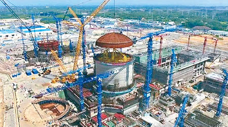 太平嶺核電廠將採用華龍一號技術。圖為廣西防城港同類機組進行穹頂吊裝。（互聯網圖片）