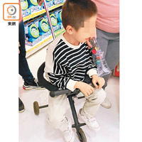 本港亦有不少家長購買幼童手推車給子女使用。