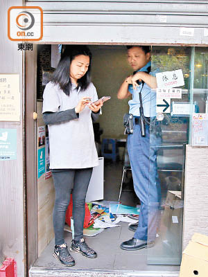 警員在麵店調查。（曾志恒攝）